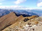 Guardando verso l'alta Valstrona subito davanti la Cima Scaravini (mt.2119) e alla dx cresta omonima
