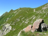 In alto a dx il sentiero si divide : a sx per la Marona a dx per la Zeda