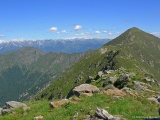 A Nord c'è meno foschia : alla dx la cresta che porta al Monte Zeda