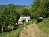 Il rifugio CAI Gravellona di Cortevecchio : sulla dx si entra per un breve tratto nel bosco.....