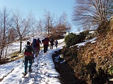 L'arrivo a Vercio e' un intreccio di colori reso piu' suggestivo dai resti di una recente nevicata