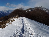 Il cippo di vetta guardando verso l'Ossola....