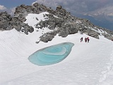 Il laghetto epiglaciale suggerisce a tutti una foto particolare