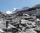 La soffice neve pomeridiana del ghiacciaio lascia il posto a massi e rocce dell'antico invaso del ghiacciaio