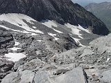 Rocce levigate contrastano con i nevai ai piedi dell'Hubschhorn