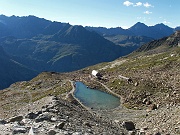 Risalendo la morena antistante si osserva meglio lo splendido contesto dei rifugi