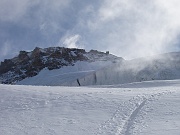 Tuttavia in prossimità della "schiena d'asino" la nebbia si dirada e appare la vetta!