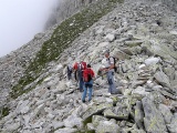 Su questo versante rocce e massi incombono.......