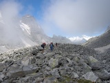 Sullo sfondo le  montagne Svizzere godono di un cielo sicuramente migliore (notare l'incredibile pietraia)