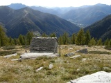 Alpe Forno (il ricovero invernale) : in basso la piana della Val Vigezzo