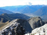.....all'estrema dx parte del dirupato versante Nord